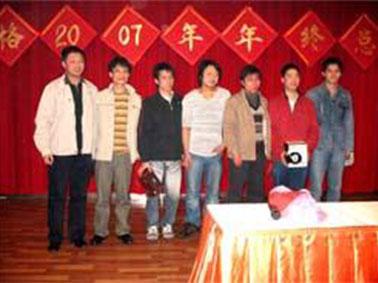 營銷部經(jīng)理為生日的員工頒發(fā)生日禮物